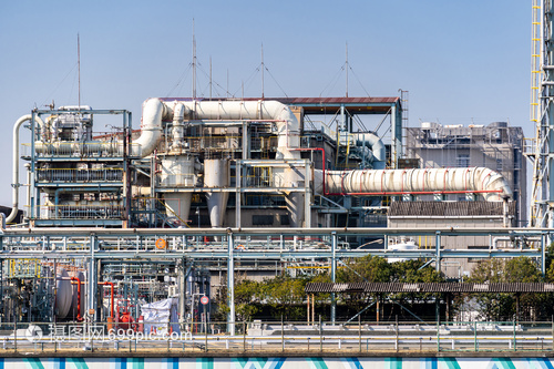 位于日本东京附近的川崎市的化工厂,拥气体储存管道结构,烟气来自烟囱