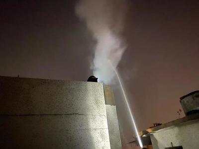 新会一餐厅后厨突发火情，消防员紧急转移11个液化气罐化解危机